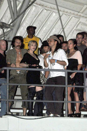 Madonna confere a performance de Marcelo Falcão