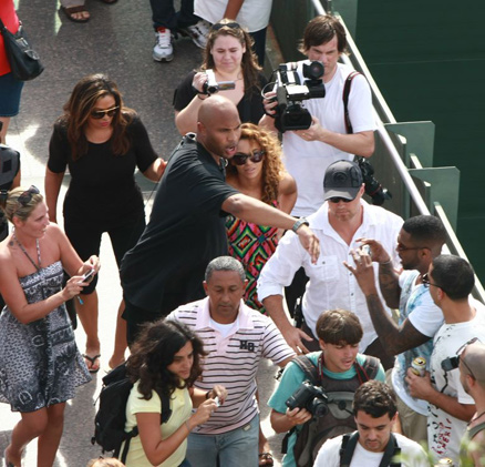 Fãs e jornalistas tentam fotografar Beyoncé
