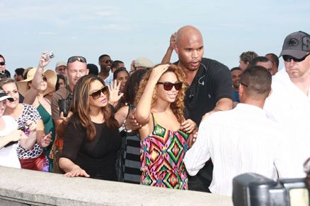 Ao chegar ao Cristo Redentor, Beyoncé sorriu para os fãs