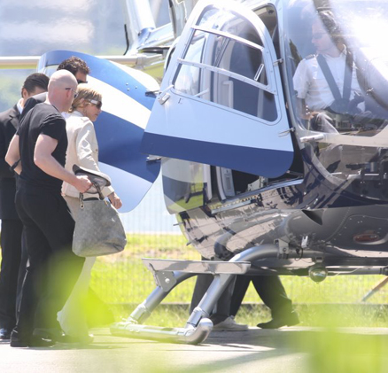 Madonna embarca no helicóptero, rumo a São Paulo