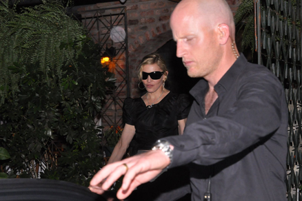 Madonna chega ao restaurante para jantar com Jesus Luz