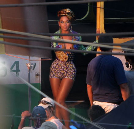 Depois de Alicia Keys, chegou a vez de Beyoncé gravar sua parte do clipe de Put In a Love Song