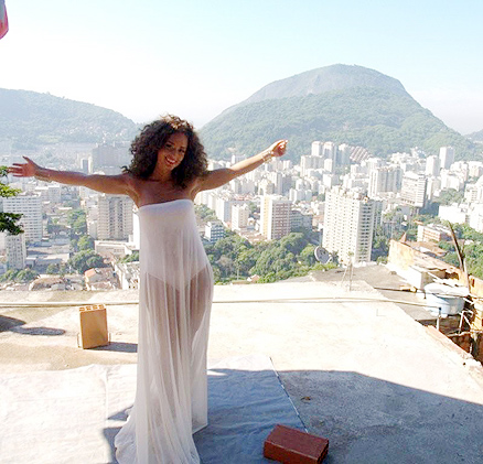 A cantora americana usou a favela do morro Dona Marta como cenário para o vídeo 