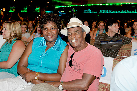 Benedita da Silva e Antônio Pitanga na plateia do karaokê