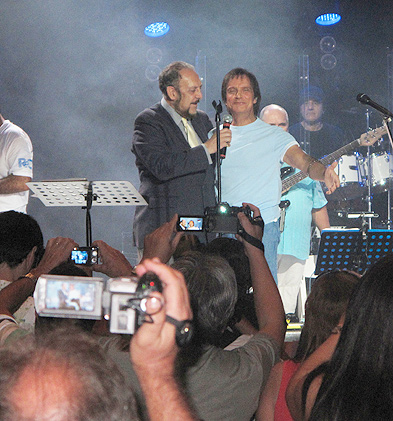 Roberto Carlos dá canja no final do karaokê
