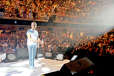 Roberto Carlos no palco do karaokê
