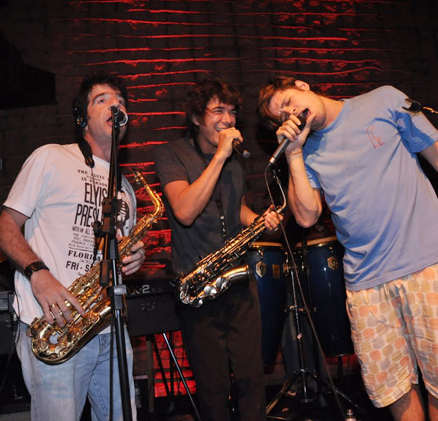 Milton Guedes e George Israel subiram no palco para cantar com Dado