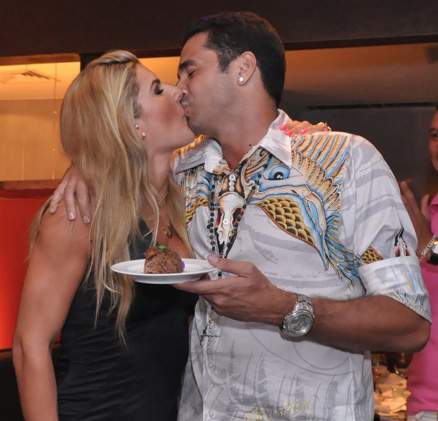 O aniversariante Latino ganha um beijão de sua esposa, Mirella Santos