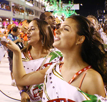 Isis Valverde caiu na folia