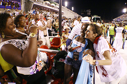 Deborah Secco tira foto com fãs