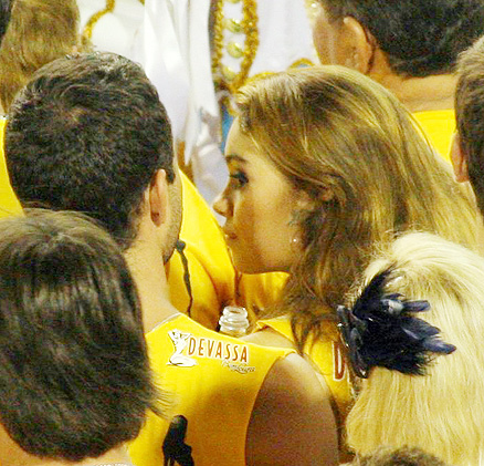 Malvino Salvador e Sophie Charlotte trocaram beijos no desfile das campeãs do Rio de Janeiro