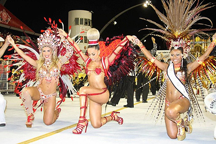 Sabrina Sato, madrinha de bateria da Gaviões da Fiel, roubou a cena ao lado das musas da escola