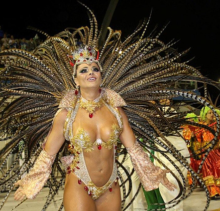 A morena se emocionou no desfile