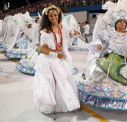 Adriana Lessa desfilou ao lado da ala das baianas