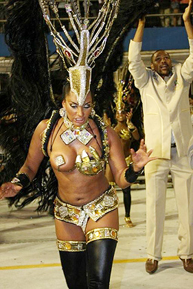 Nani Moreira sambou em frente à bateria da Maocidade, no desfile das Campeãs de São Paulo