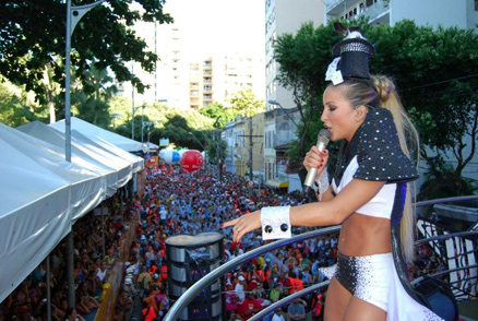 Cláudia Leitte agita seu público