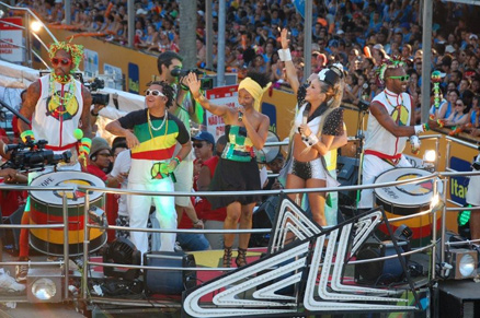 O trio elétrico de Cláudia Leitte contagia o público do Circuito Campo Grande, em Salvador