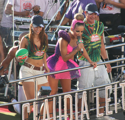 Ao lado de Cláudia Leitte, Cacau e Dicesar curtem o Carnaval de Salvador