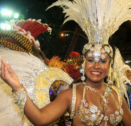 A Rainha cumprimenta os fotógrafos