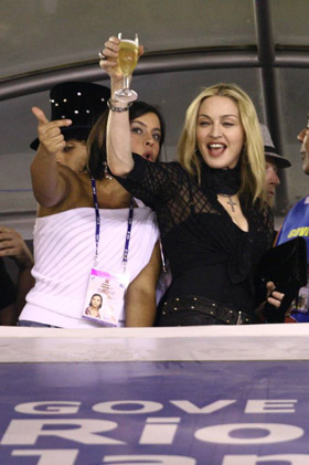 Madonna se delicia com champanhe na Sapucaí