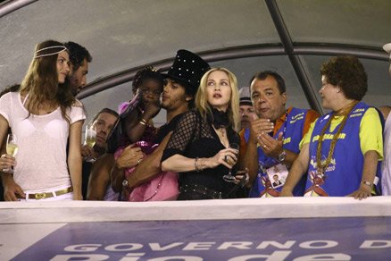 Madonna, atenta ao desfile na avenida