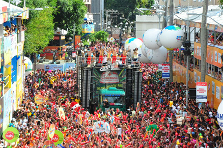 Multidão embalada por Ivete