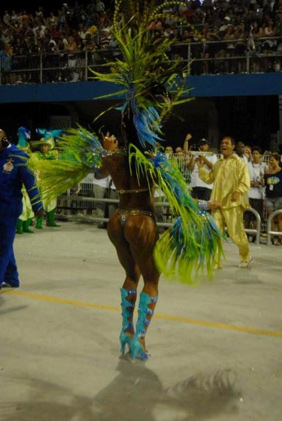 Gracyanne Barbosa mostra sua abundância