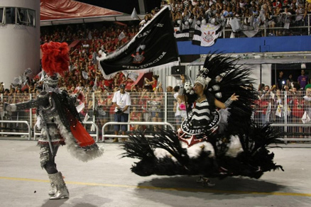 Mestre sala e porta bandeira da agremiação