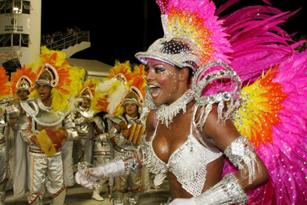 A madrinha de bateria Adriana Bombom