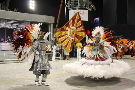 Mestre sala e porta-bandeira no desfile daTom Maior