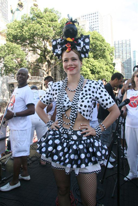 Leandra Leal chega ao Bola Preta