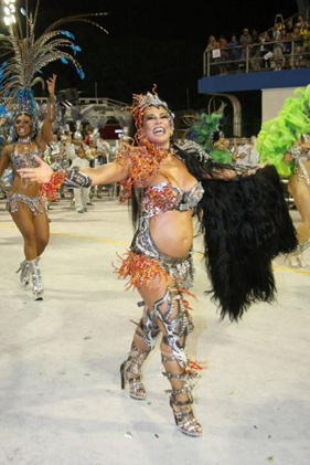 Scheila Carvalho e seu barrigão no desfile