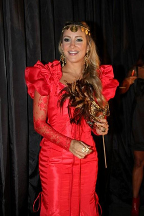 Cláudia Leitte apareceu toda de vermelho, deslumbrante, com um visual de cigana