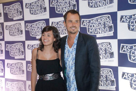 Gabriela Rocha e Paulo Vilhena posam juntos para a foto