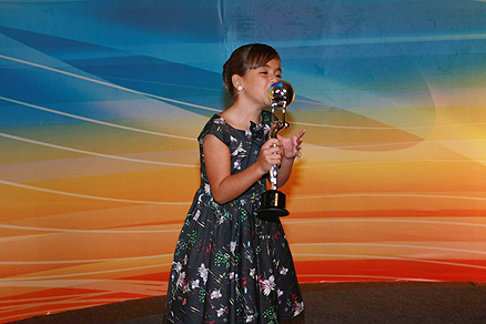 Klara Castanho beija o troféu