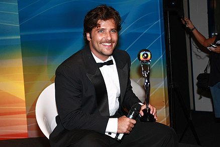 Bruno Gagliasso sorri com o troféu na mão