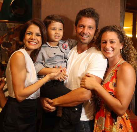 Nívea Stelmann posou ao lado do filho Miguel e do ex-marido Mário Frias, que levou sua atual mulher Juliana, no evento
