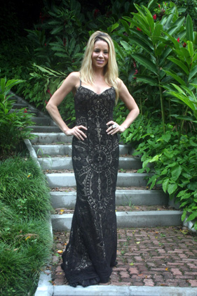 Dani Winits estava linda em um vestido longo preto, todo desenhado
