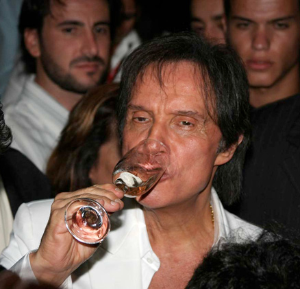 O rei Roberto Carlos toma uma tacinha de champanhe para comemorar