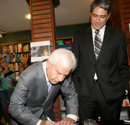 Cid Moreira autografa o livro para o colega Bonner