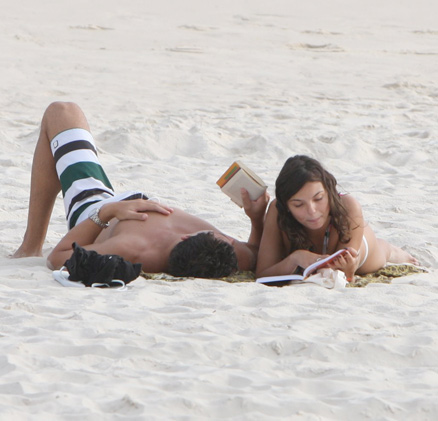 O casal também aproveitou para ler na praia