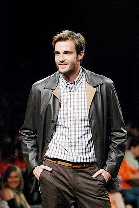 Max Fercondini desfila com jaqueta de couro