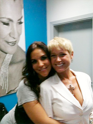 Ivete posa com a amiga Xuxa no camarim de Hebe