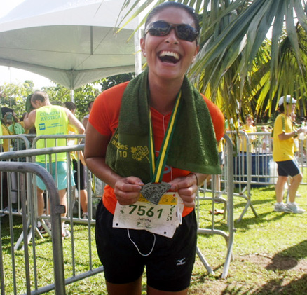 Satisfeita, Juliana Paes mostra medalha e comemora cumprimento da corrida