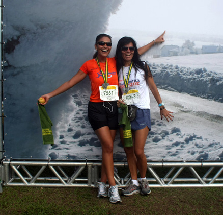 Ju Paes ao lado de sua personal trainer