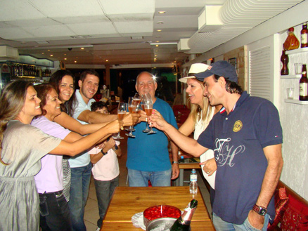 A atriz reuniu alguns amigos na Pizzaria Balada Deck, na Barra da Tijuca, na Zona Oeste do Rio