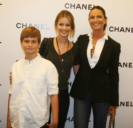 Luiza Brunet foi acompanhada de seus dois filhos à inauguração da loja Chanel