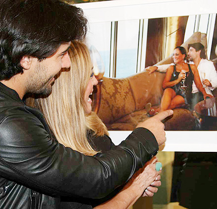 O casal de namorados aprova a foto da exposição