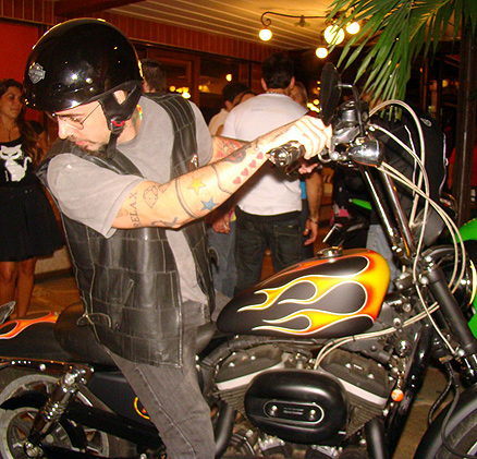 Tico Santa Cruz deixa o evento em sua moto