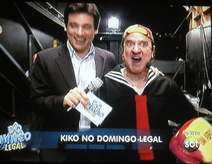 O humorista brinca nos bastidores do Domingo Legal